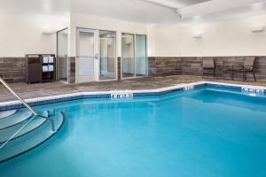 德卢斯Fairfield by Marriott Inn & Suites Duluth的蓝色的游泳池,位于酒店客房内