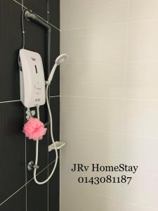 马六甲JRv HotelStyle HomeStay Melaka的浴室墙上的吹风机