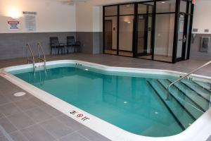 达文波特Fairfield Inn & Suites by Marriott Davenport Quad Cities的在酒店房间的一个大型游泳池
