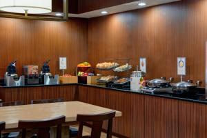 法明顿希尔斯底特律法明顿山费尔菲尔德客栈&套房酒店的一间设有桌子和食品柜台的餐厅