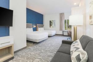 特拉基SpringHill Suites by Marriott Truckee的酒店客房,设有两张床和一张沙发