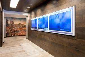 特拉基SpringHill Suites by Marriott Truckee的墙上的大屏幕平面电视