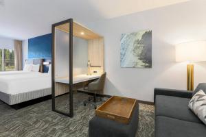 特拉基SpringHill Suites by Marriott Truckee的配有一张床和一张书桌的酒店客房