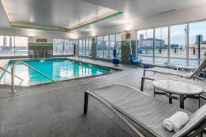 海斯Towneplace Suites By Marriott Hays的一座大型游泳池,位于一座带大窗户的建筑内