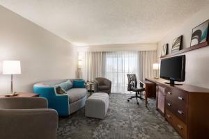 拉伯克拉伯克万怡酒店 的一间配备有沙发及电视的酒店客房