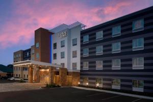 梅泰里Fairfield Inn & Suites by Marriott New Orleans Metairie的黄昏时酒店前方的 ⁇ 染