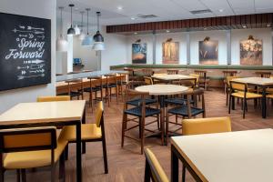 梅泰里Fairfield Inn & Suites by Marriott New Orleans Metairie的用餐室配有桌椅和黑板