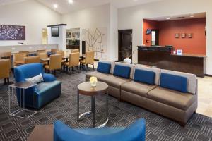 圣安东尼奥圣安东尼奥机场万豪唐普雷斯套房酒店的大堂配有沙发和桌椅