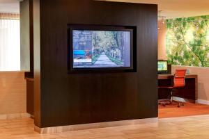 列克星敦列克星敦北万怡酒店的墙上的平面电视和书桌