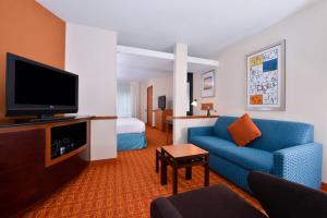 阿什伯勒阿什伯勒万豪费尔菲尔德客栈的酒店客房设有蓝色的沙发和电视。
