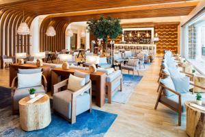 普拉亚德尔瑞伊普拉亚德尔瑞伊万豪高尔夫及海滩度假村的一间带桌椅的餐厅和一间酒吧