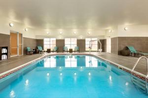 拉伯克Residence Inn by Marriott Lubbock-University Area的蓝色水的酒店的大型游泳池