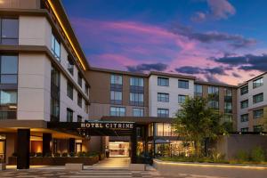 帕罗奥多Hotel Citrine, Palo Alto, a Tribute Portfolio Hotel的黄昏时酒店外部景色