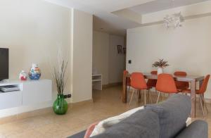 卡塔尼亚relax apartment inn的客厅配有沙发和桌子