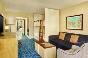 奥兰多Sheraton Orlando Lake Buena Vista Resort的客厅配有沙发和1张床