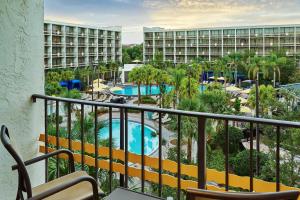 奥兰多Sheraton Orlando Lake Buena Vista Resort的享有带游泳池和度假村的度假村景色