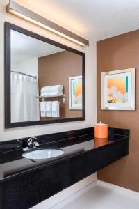 拉法叶拉斐特费尔菲尔德客栈的一间带水槽和大镜子的浴室