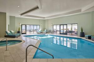 威斯敏斯特Delta Hotels by Marriott Denver Thornton的和酒店同住一间酒店客房内的大型游泳池