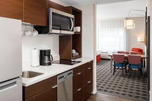 IrontonTownePlace Suites by Marriott Ironton的一个带水槽的厨房和一间客厅