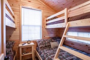The Cabins at Panther Lake的小木屋配有双层床和沙发