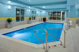帕克斯堡帕克斯堡万豪广场套房酒店的在酒店房间的一个大型游泳池