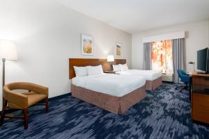 克利尔沃特迈瑞亚特拉瑞米费尔菲尔德旅馆的酒店客房设有两张床和电视。