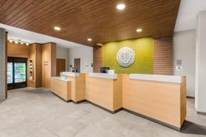 西雅图Fairfield Inn & Suites by Marriott Seattle Downtown/Seattle Center的大楼内带前台大堂