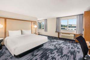 西雅图Fairfield Inn & Suites by Marriott Seattle Downtown/Seattle Center的酒店客房设有床和窗户。