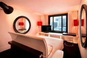首尔首尔广场傲途格精选酒店的酒店客房,配有床和镜子