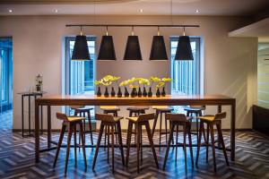 杜塞尔多夫杜塞尔多夫机场谢拉顿酒店的用餐室配有一张大木桌和凳子