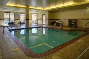 切斯特里士满切斯特万怡酒店的大型建筑中的大型游泳池