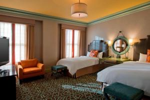 休斯顿阿尔冈昆签名典藏酒店的酒店客房,配有两张床和椅子