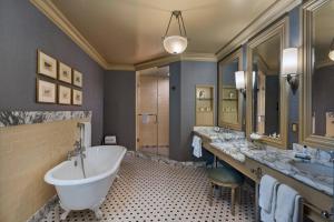 休斯顿阿尔冈昆签名典藏酒店的一间带大浴缸和两个盥洗盆的浴室