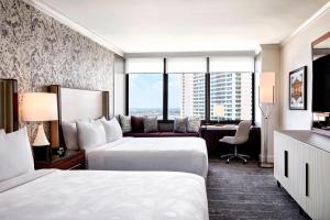 新奥尔良JW新奥尔良万豪酒店的酒店客房配有两张床和一张书桌