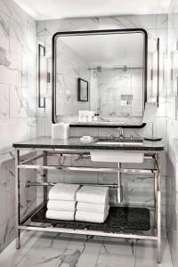 新奥尔良JW新奥尔良万豪酒店的一间带水槽和镜子的浴室