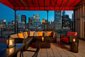 休斯顿阿尔冈昆签名典藏酒店的享有城市天际线景致的屋顶露台