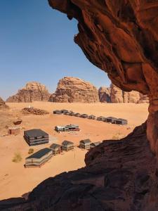 瓦迪拉姆Enad desert camp的沙漠中一群有岩石的建筑物
