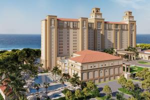 那不勒斯The Ritz-Carlton Naples的一位艺术家绘制了宏伟的赌场酒店