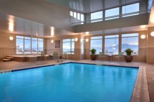 西乔丹Residence Inn by Marriott Salt Lake City-West Jordan的一座大型游泳池,位于酒店,享有美景