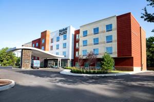 桑兹顿Fairfield Inn & Suites by Marriott Richmond Airport的前面有停车位的大楼