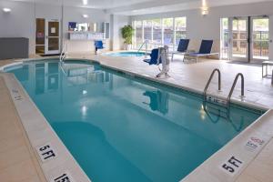 达拉姆春季山丘套房达勒姆教堂山酒店的蓝色水面的酒店客房内的大型游泳池