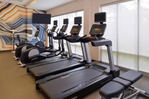 达拉姆春季山丘套房达勒姆教堂山酒店的健身房里的一排跑步机