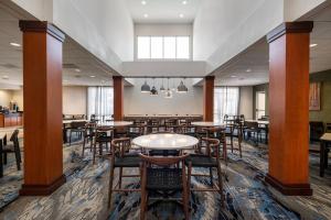 图莱里万豪维萨利亚图莱里的费尔菲尔德客栈及套房酒店的大型用餐室配有桌椅