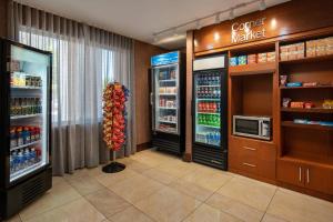 图莱里万豪维萨利亚图莱里的费尔菲尔德客栈及套房酒店的一间商店,内配2台冰箱和咖啡机