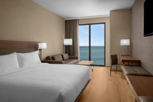 克利尔沃特AC Hotel by Marriott Clearwater Beach的酒店客房设有一张床,享有海景。