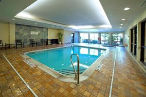 汉密尔顿Courtyard by Marriott Hamilton的在酒店房间的一个大型游泳池