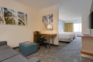 纽瓦克纽瓦克国际机场万豪春季山丘套房酒店的配有一张床和一张书桌的酒店客房