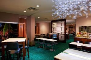 纽瓦克纽瓦克国际机场万豪春季山丘套房酒店的一间带桌椅的餐厅和一间酒吧
