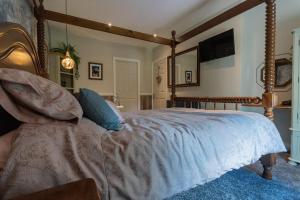 CranwellLuxury retreat in Lincolnshire with hot tub的一间卧室配有一张木架大床