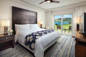 利胡埃Marriott's Kauai Lagoons - Kalanipu'u的一间卧室设有一张大床和一个大窗户